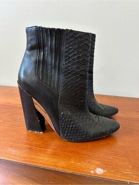 Black Textured Pointed-Toe Women's Ankle Boots BCBG Runway size 7 leather